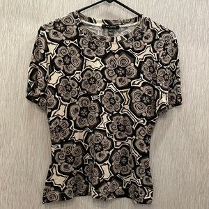 ST. JOHN Floral Short Sleeve Top Shirt. Sz Small.  P65